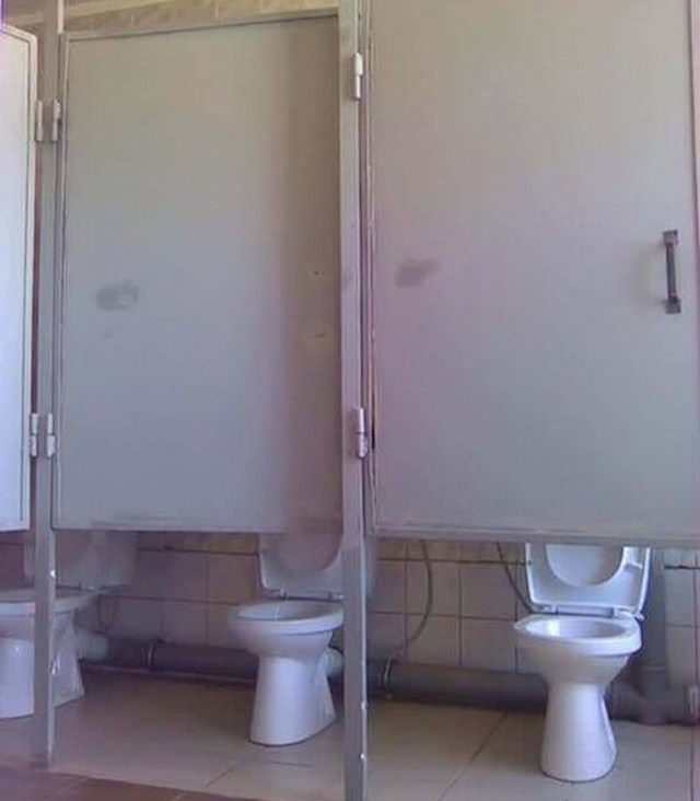 Javni WC za ljude koji nemaju što kriti...