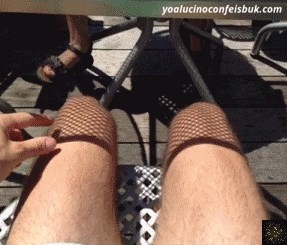 Sjedio je na terasi kafića pa primijetio nešto zanimljivo zbog čega se počeo igrati...