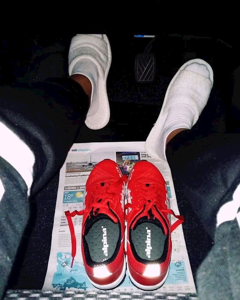 Pogledajte što je stavio na noge: