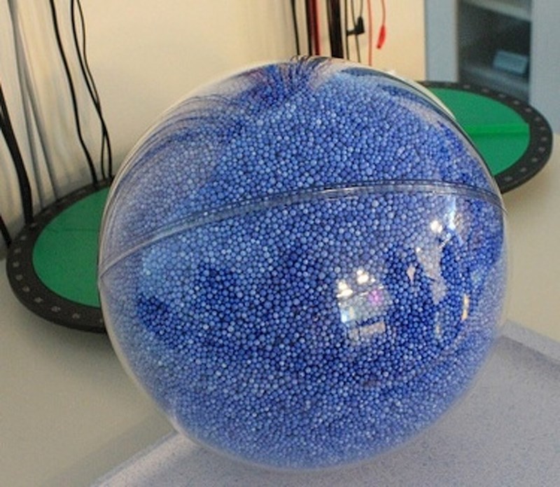 Ovaj primjer pokazuje koliko bi puta Zemlja stala u Sunce.