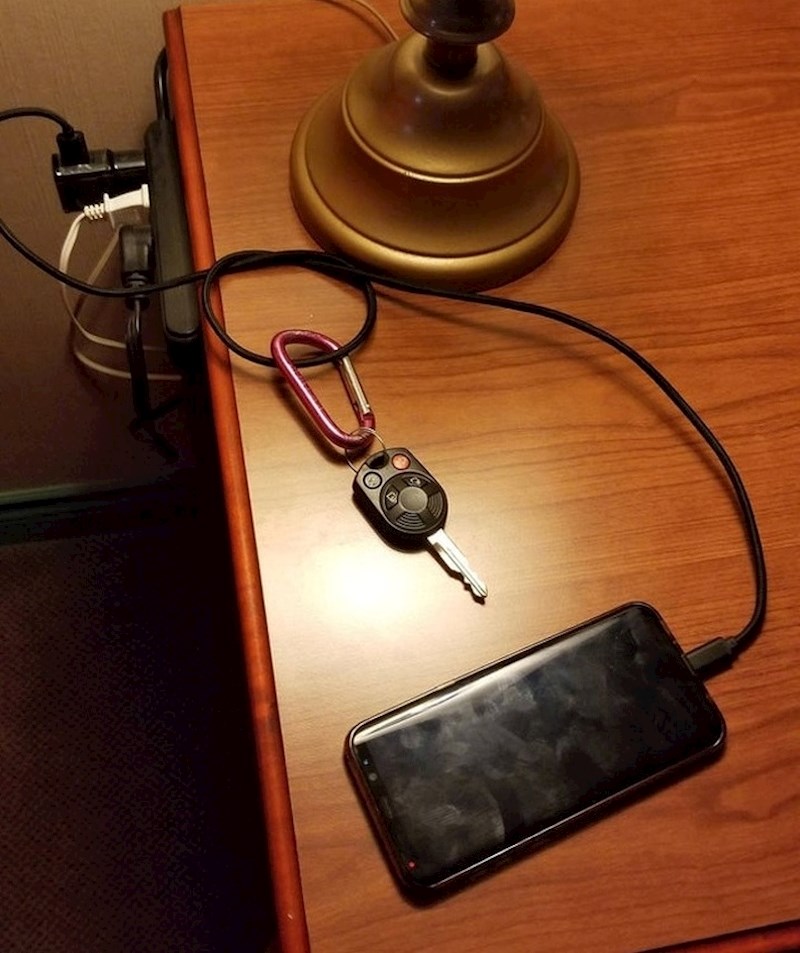 Objesite svoje ključeve na punjač za mobitel, tako ga nikad nećete zaboraviti.