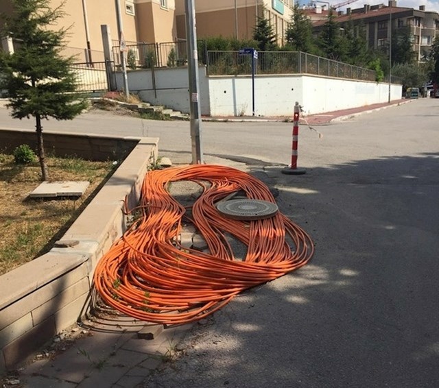 Bager je slučajno iščupao optičke kablove iz zemlje i oštetio ih, 136 tisuća ljudi ostalo je bez interneta.