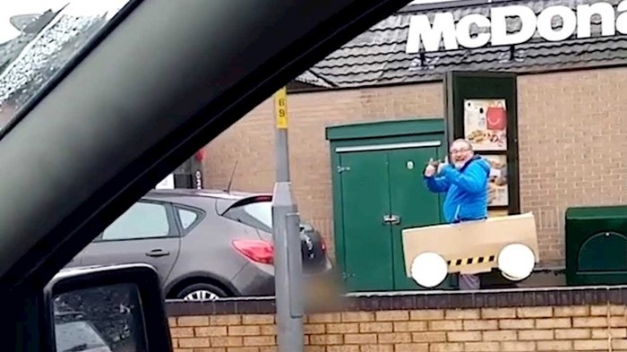 Prolazili su kraj McDonald'sa i ugledali urnebesan prizor koji su morali snimiti