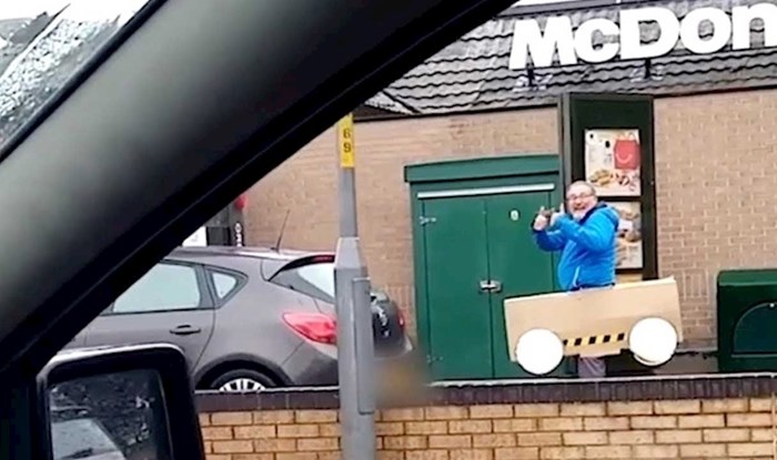 Prolazili su kraj McDonald'sa i ugledali urnebesan prizor koji su morali snimiti