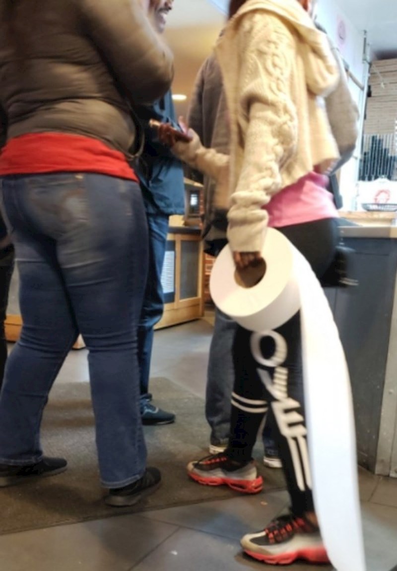 Ova žena je hodala po restoranu s velikom rolom papira...