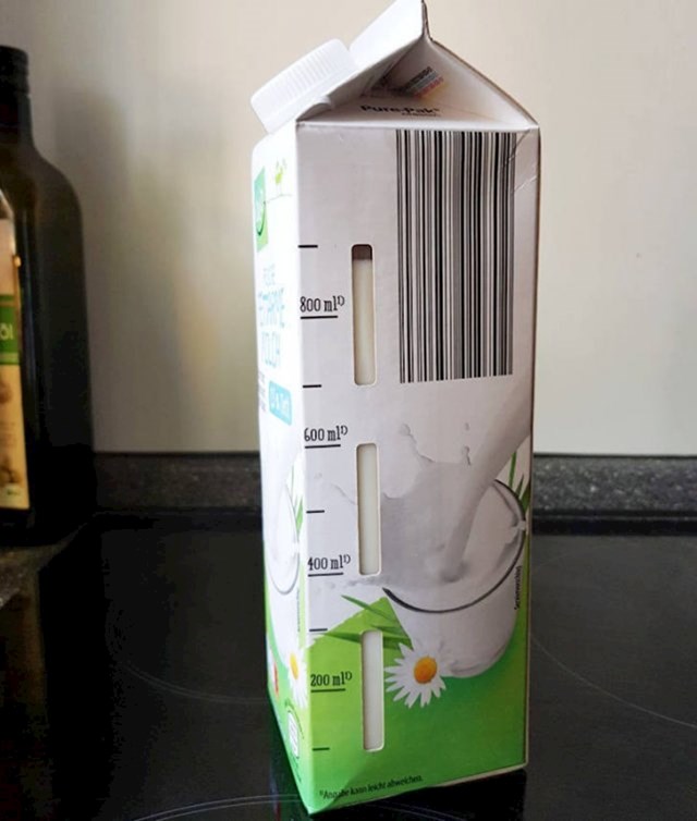 Ovaj tetrapak ima rupe koje pokazuju koliko je mlijeka još ostalo unutra.