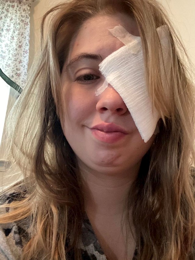 Roditelji su podijelili slike najsmješnijih problema s djecom koje su doživjeli u karanteni dječačić je mami gurao prstiće u oko.