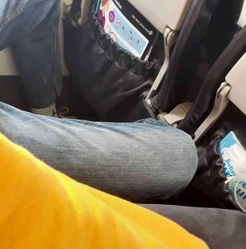 Kad netko u busu / vlaku / avionu previše širi noge...