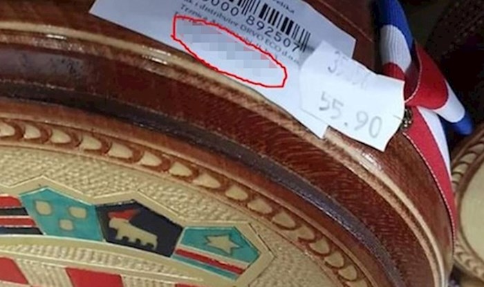 U trgovini su gledali čuture s hrvatskim grbom, a onda su primijetili detalj koji ih je začudio