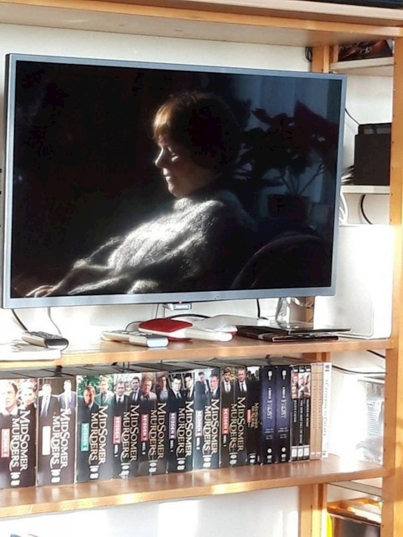 Ova žena nije bila na TV-u. Bila je to samo refleksija na ekranu isključenog televizora.