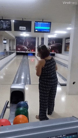 Žena je prvi put išla na kuglanje, a u bacanje kugle je uložila malo previše energije