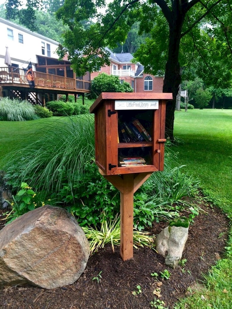 Minijaturna knjižnica uz stazu za pješake...