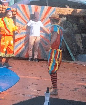 Klaunovi su izvodili opasni trik s noževima, no nije funkcionirao onako kako je žrtva očekivala