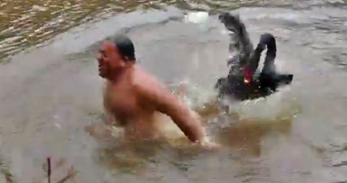 VIDEO Labudovi otjerali kupača: Htio je plivati u njihovom jezeru, a onda je uslijedila komedija