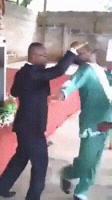 Lik je polako, ali sigurno pada u trans, no onda je nešto prekinulo fanatični vjerski ritual