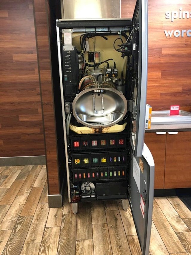 Ovako iznutra izgleda automat s pićima.