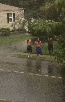 KAKO SE MUŠKARCI ZABAVLJAJU Vani je padala kiša, grupa likova je to iskoristila na najčudniji način