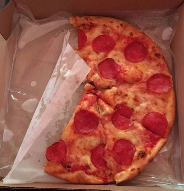 Ovi ljudi su imali genijalne ideje koje će svakome olakšati život ova pizzeria stavlja tanke vrećice s vrućom vodom u kutije za dostavu. na taj način pizze ostanu tople i sočne.