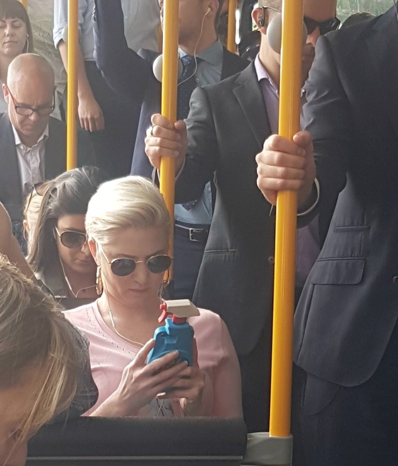 "Pitao sam se zbog čega ova žena cijelo vrijeme čita natpis na boci sredstva za čišćenje, a onda sam shvatio da je to maska za mobitel."