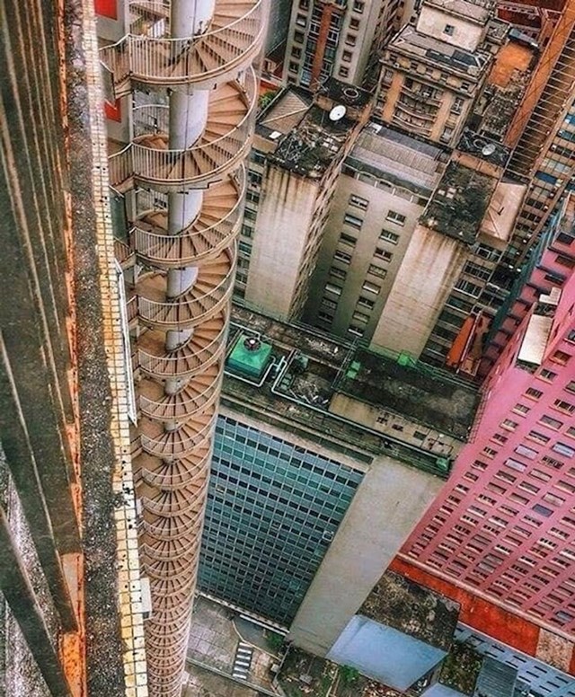Biste li se usudili hodati po ovim stepenicama? Ova zgrada se nalazi u Sao Paulu, Brazil.