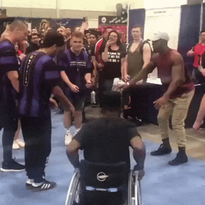Mladić u invalidskim kolicima dokazao je prijateljima da bez problema može izvesti sve što i oni