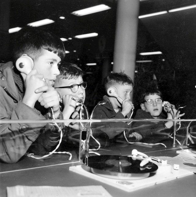 Dječaci u dućanu koji prodaje gramofonske ploče, 1957.