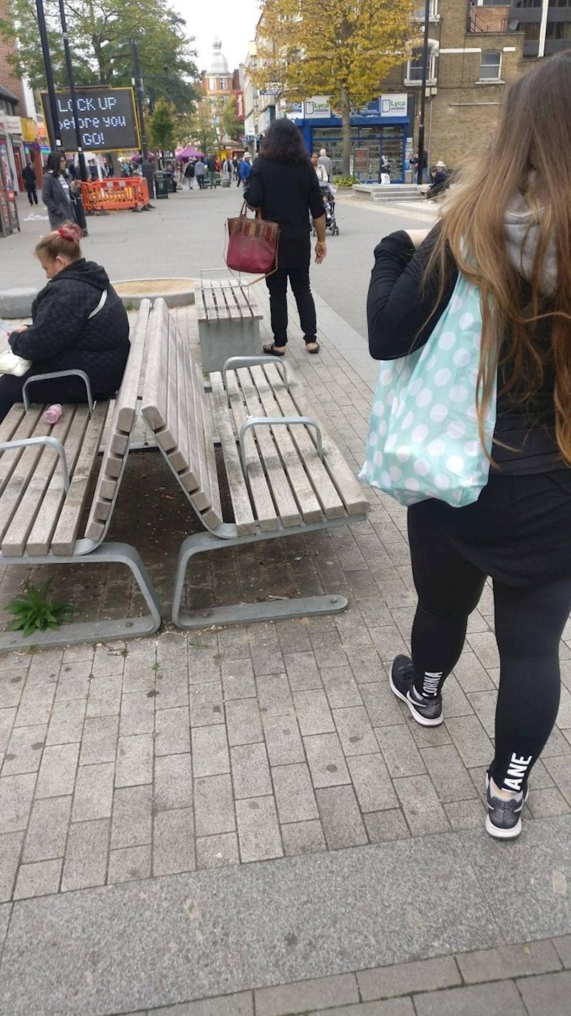 I ovdje su spriječili beskućnike da leže na klupama.