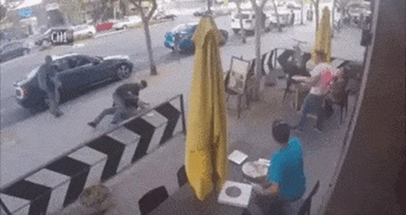 Ispred pizzerije izbila je tuča, konobar se sjetio kako će riješiti problem