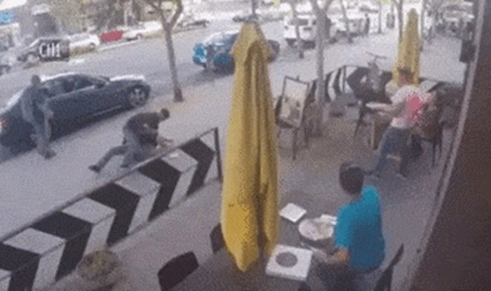 Ispred pizzerije izbila je tuča, konobar se sjetio kako će riješiti problem