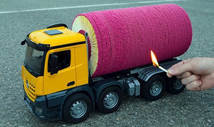 Na plastični kamion je složio 50 000 šibica pa provjerio što će se dogoditi kad doda prskalice