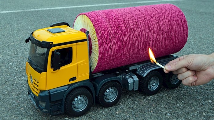Na plastični kamion je složio 50 000 šibica pa provjerio što će se dogoditi kad doda prskalice
