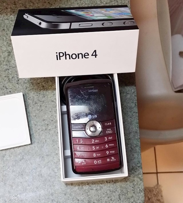 "Moja sestra je negdje izgubila mobitel pa je nagovarala mamu da joj kupi iPhone. Evo što joj je poklonila u kutiji od iPhonea."