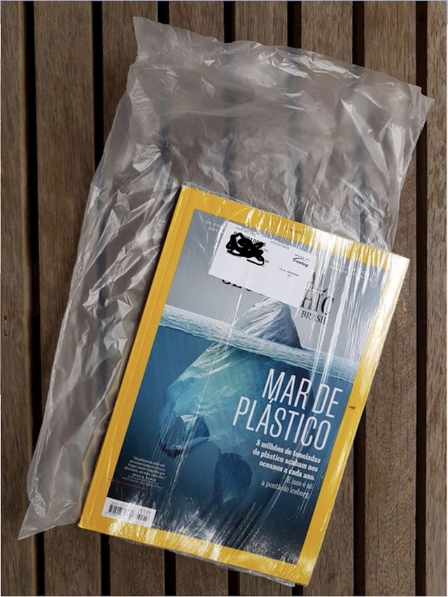 Vrhunac ironije: Časopis koji piše o štetnosti plastike umotan je u plastiku.