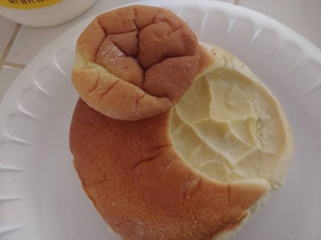 "Na mom hamburgeru je bilo zalijepljeno manje pecivo za hamburger!"