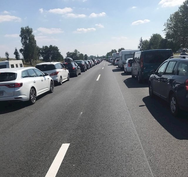 Ljudi u Njemačkoj su tijekom zastoja na cesti za svaki slučaj napravili prolaz za hitnu pomoć.