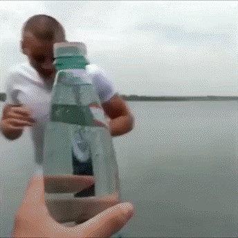 KOJI MAJSTOR! Lik je pokazivao svoje borilačke vještine, pogledajte kako je otvorio bocu!