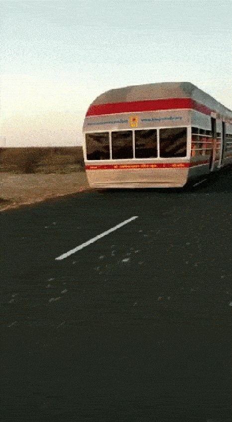 Vozač je na cesti naišao na vlak na kotačima, iznenadit ćete se kad vidite unutrašnjost i što ga pokreće