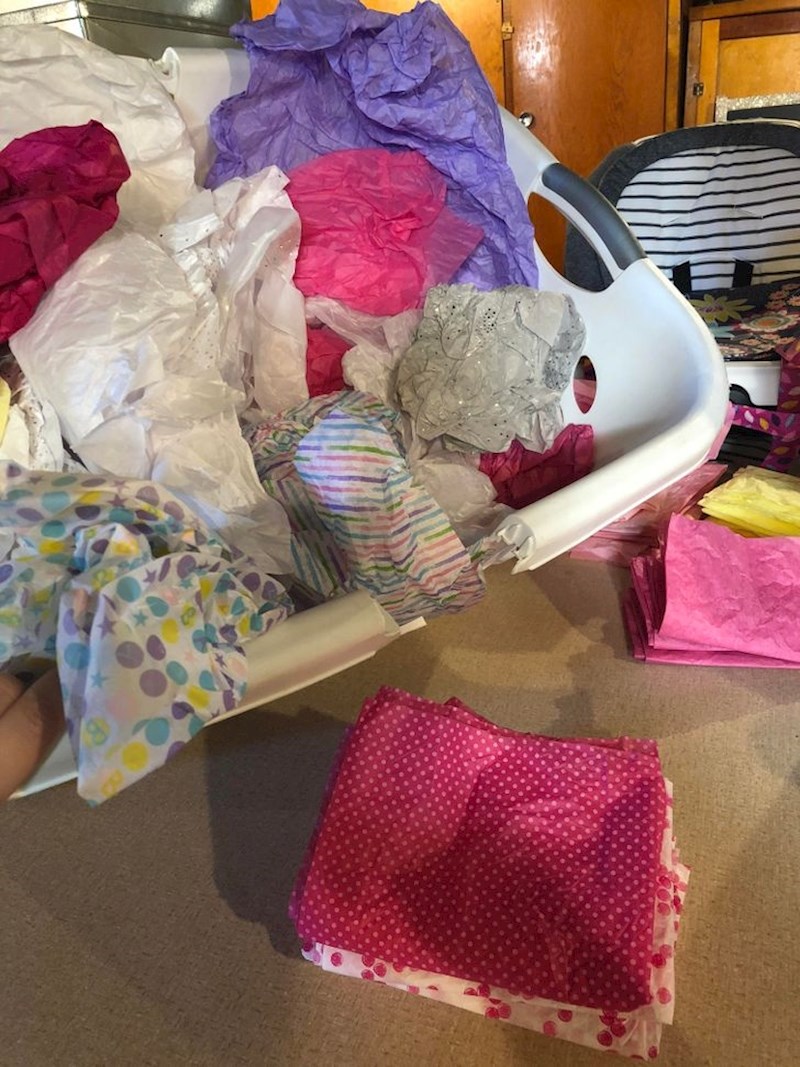 "Moj muž misli da nisam normalna jer skidam papir za poklone s poklona koje dobijemo te ga kasnije koristim kad mi nekome nešto poklanjamo."