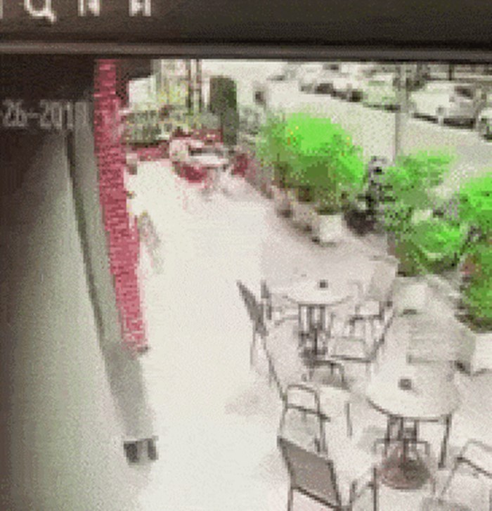 Nadzorna kamera ispred restorana snimila čudnu pojavu: Tabla s cjenikom pokušala pobjeći s posla