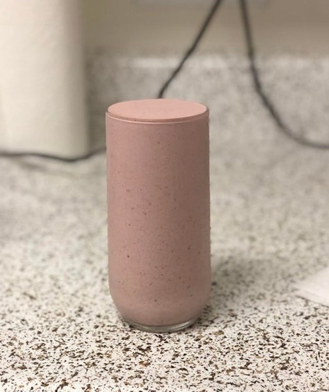 Ako malo bolje pogledate, shvatit ćete da je ovo zapravo čaša napunjena smoothijem.
