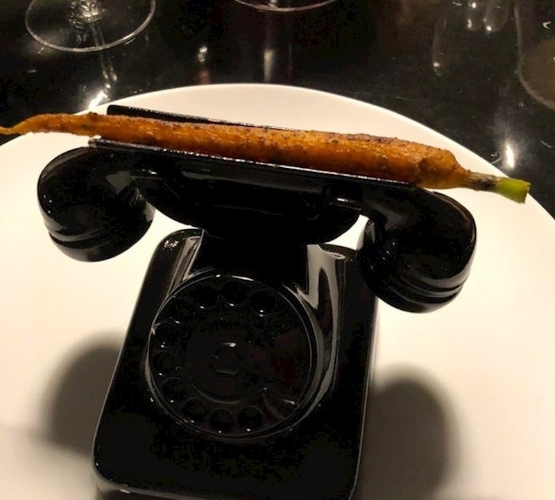 "Evo što se dogodi kad odete u ekskluzivni restoran. Posluže vam jednu mrkvu na starom telefonu."