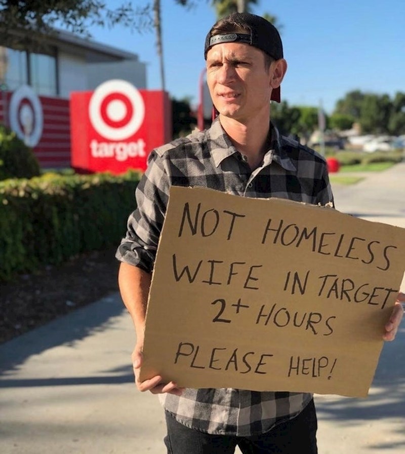 Nije beskućnik, nego mu je žena već satima u shoppingu. Traži pomoć. :)