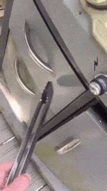 Iz ladice je čuo čudne zvukove, bez razmišljanja ju je zatvorio kad je vidio što je unutra