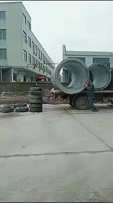 Radnik je poslagao gume po asfaltu i na majstorski način obavio istovar teškog tereta