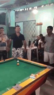 Lik je okupio ekipu oko biljarskog stola pa izveo nešto za što nitko nije vjerovao da je moguće