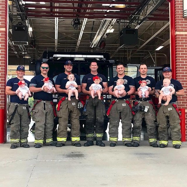 7 vatrogasaca dobilo je bebu približno u isto vrijeme!