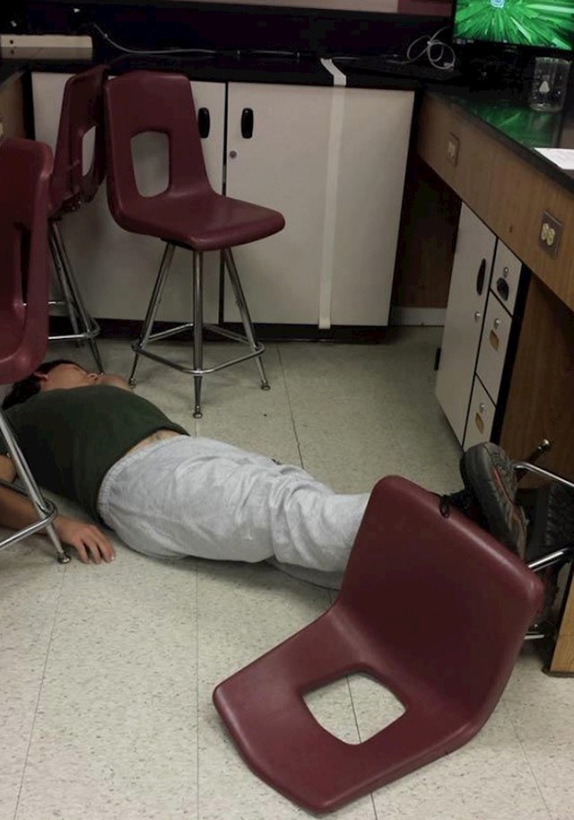 "Učio je za završne ispite. Pao je sa stolice, počeo se smijati i na kraju zaspao na podu."