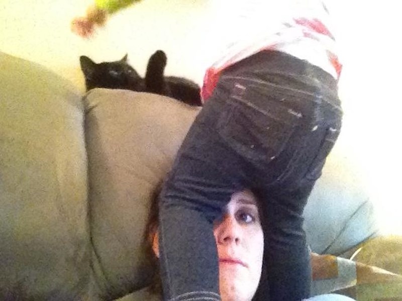 "Drži me, mama! Mačka je moja nova žrtva!"