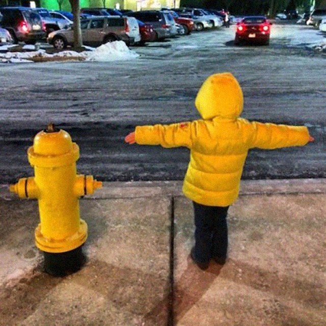 Dijete pokušava izgledati kao hidrant...