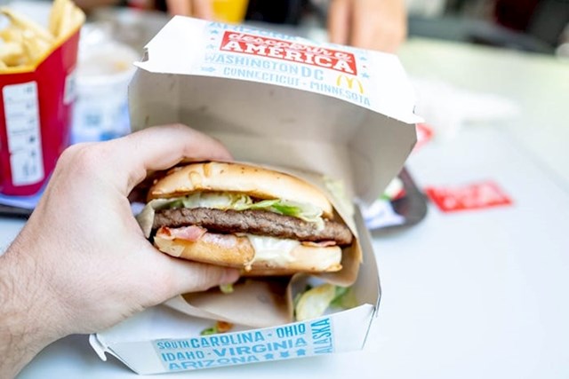 "Najprije sam izvadio Miami Burger. Na portugalsko tržište je stigao prošli mjesec i jedan je od najnovijih općenito. Navodno ima okus Amerike."
